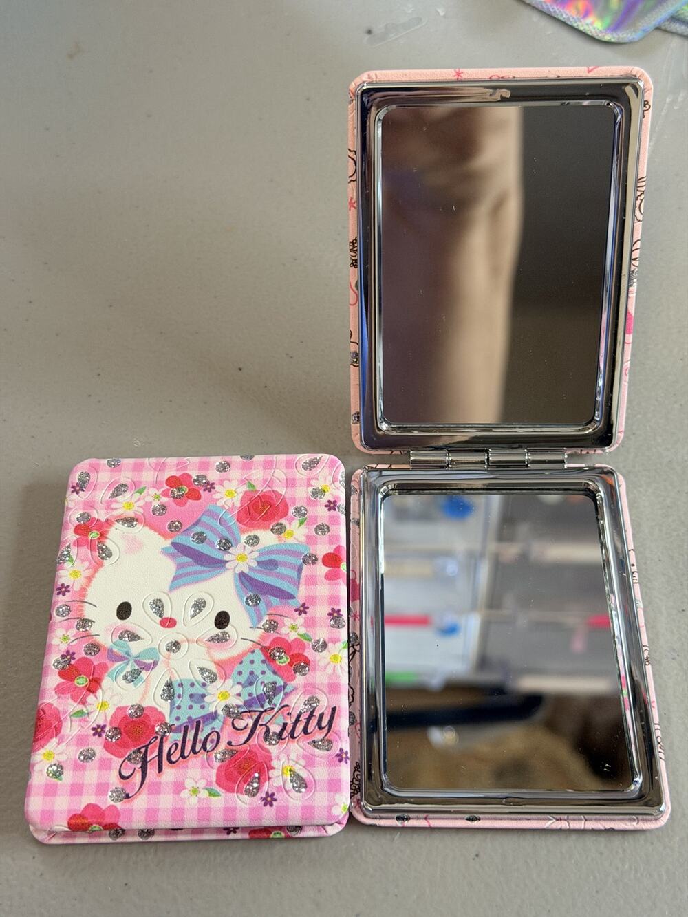 #HK-681 Hello Kitty Compact with regular and 2X viewing